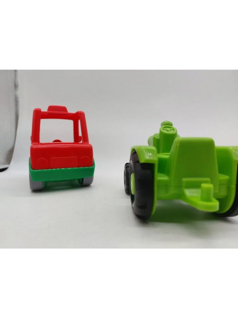 Fisher Price Little People Helpful Harvester Green Tractor Car 2 Figures